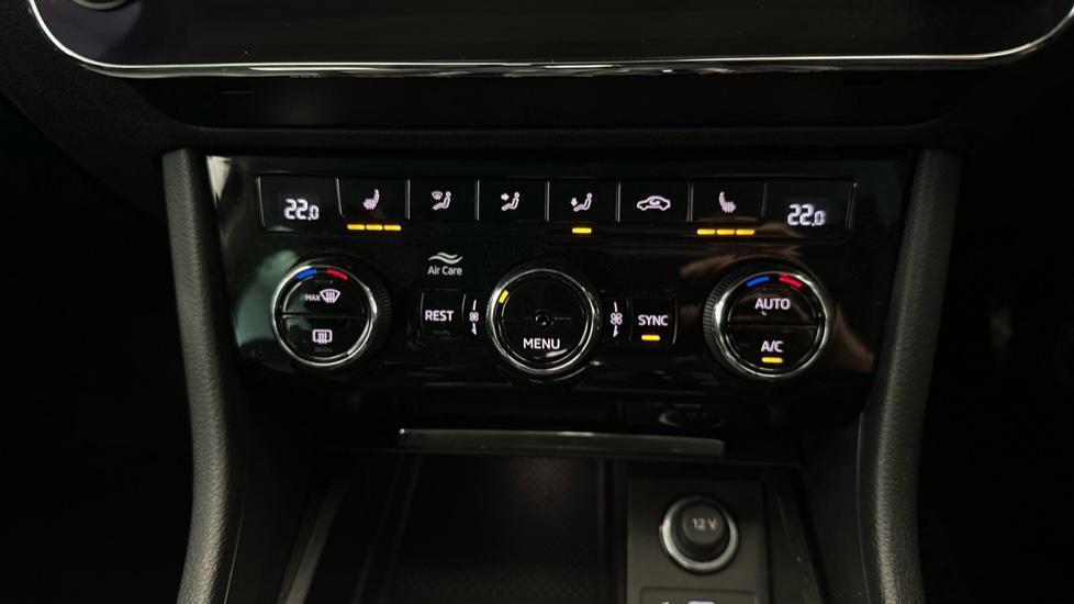 Dual Climate Control  / Air Conditioning  / Heated Seats 