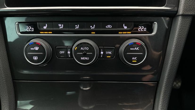 Dual Climate Control  / Air Conditioning  / Heated Seats 