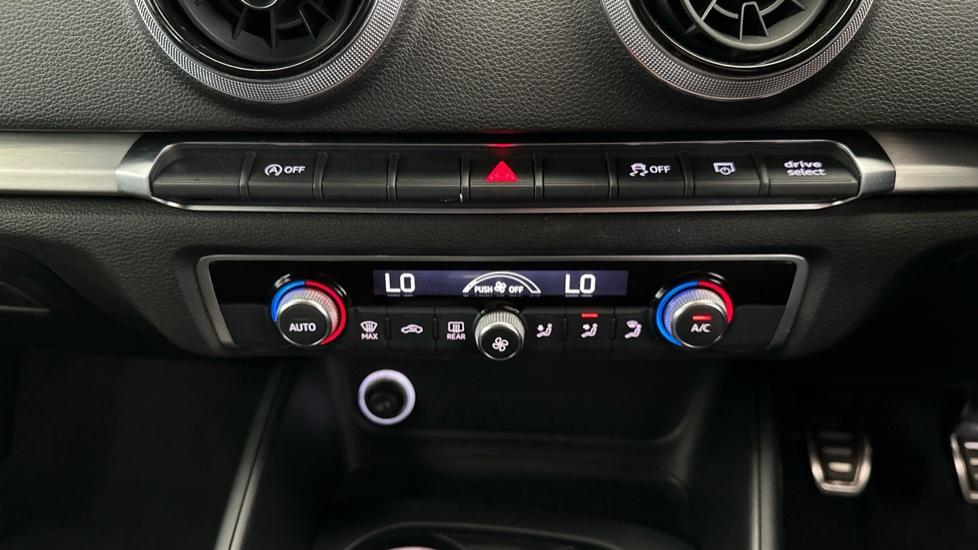 Dual Climate Control / Air Conditioning / Auto Stop/Start 