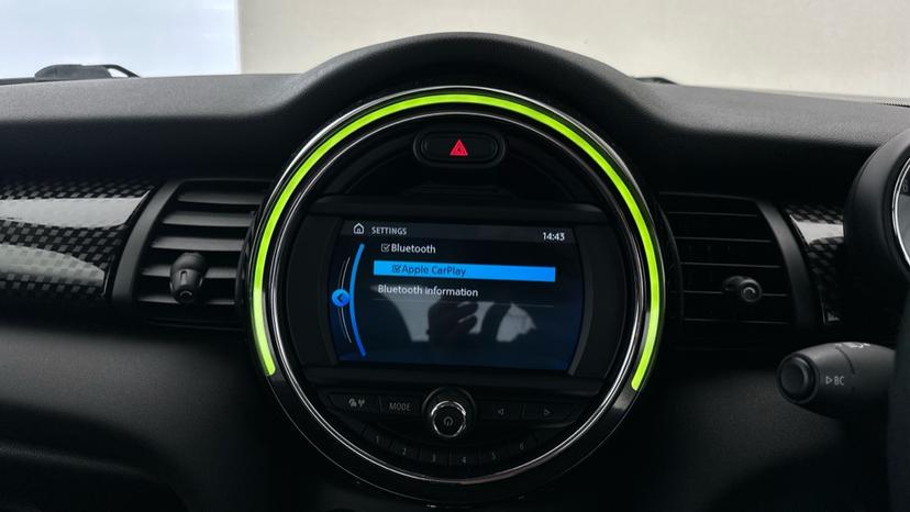 Bluetooth / Apple CarPlay / Android Auto 