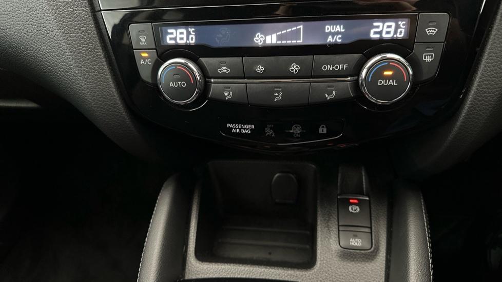 Air Conditioning /Dual Climate Control /Electric Park Brake 