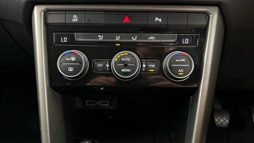 Dual Climate Control / Air Conditioning / Auto Stop/Start 