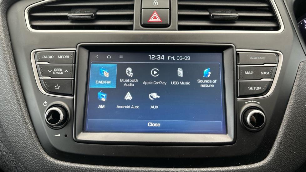 Bluetooth / Apple CarPlay / Android Auto 