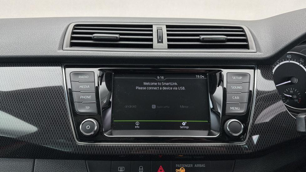 Apple CarPlay/Android Auto 