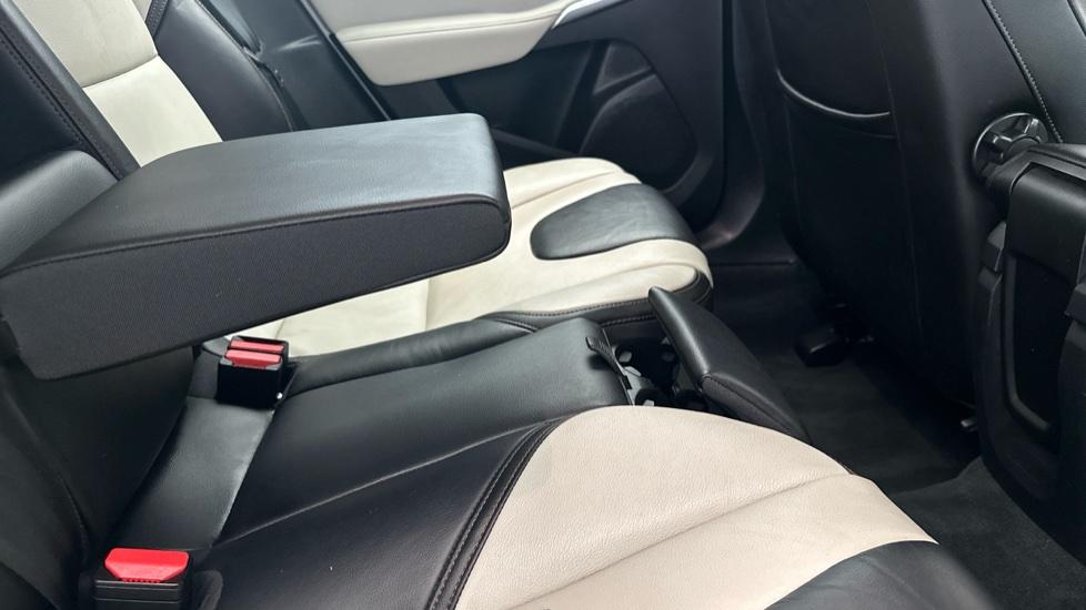 Rear Armrest/ Cup Holder