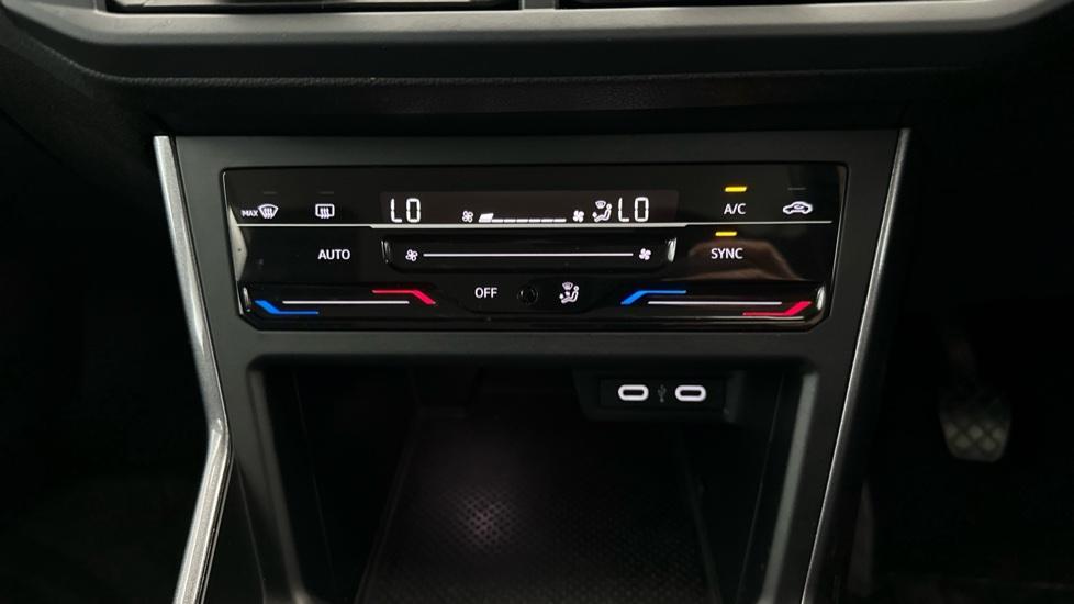 Dual Climate Control  / Air Conditioning 