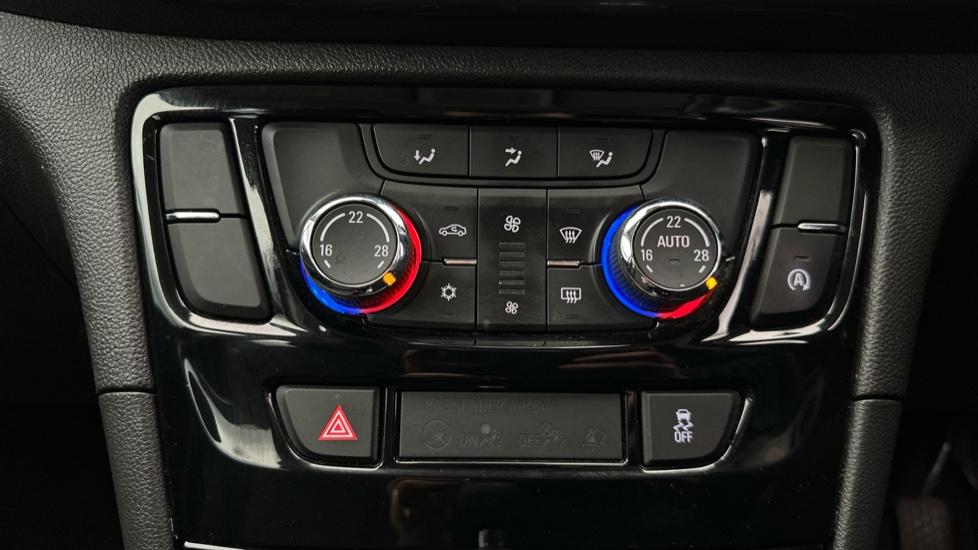 Air Conditioning /Dual climate control/Auto stop start 