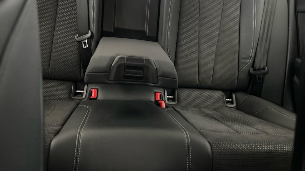 Rear armrest 