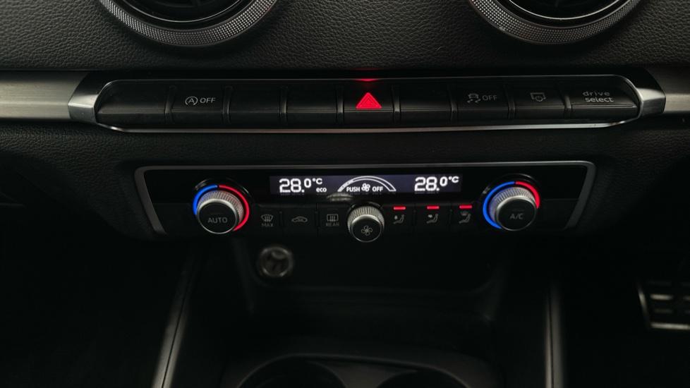 Air Conditioning / Dual Climate Control / Auto Stop/Start 