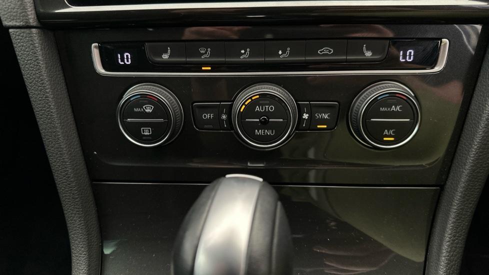 Dual Climate Control / Air Conditioning / Heated Seats 