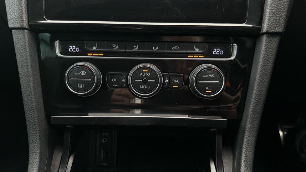 Air Conditioning /Dual Climate Control /Heated Seats 