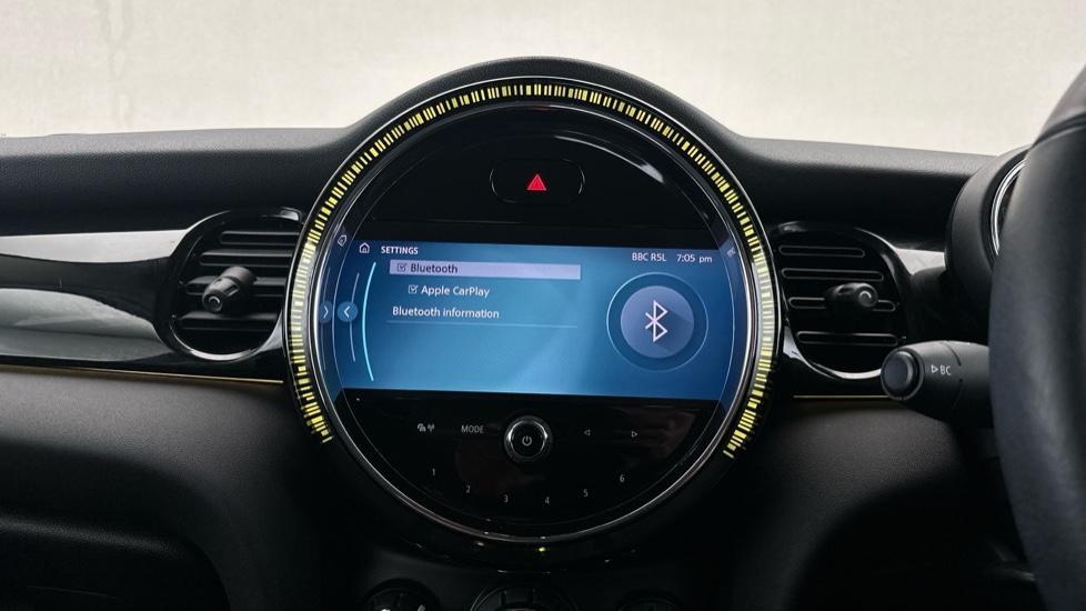 Bluetooth / Apple CarPlay 