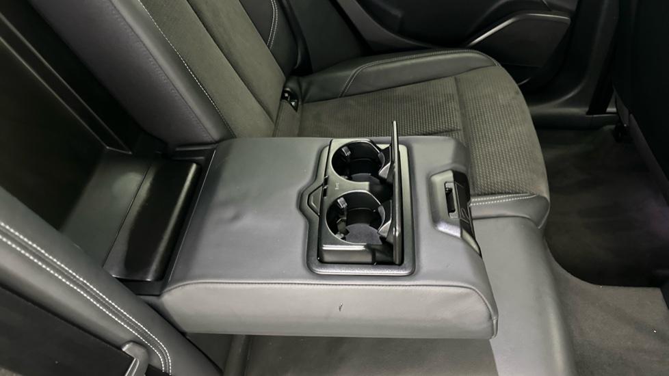 Rear Armrest/ Cup Holder