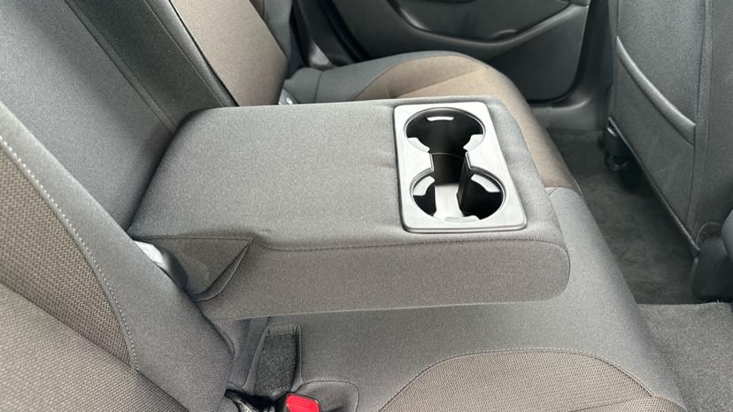 Rear Armrest/ Cup Holder