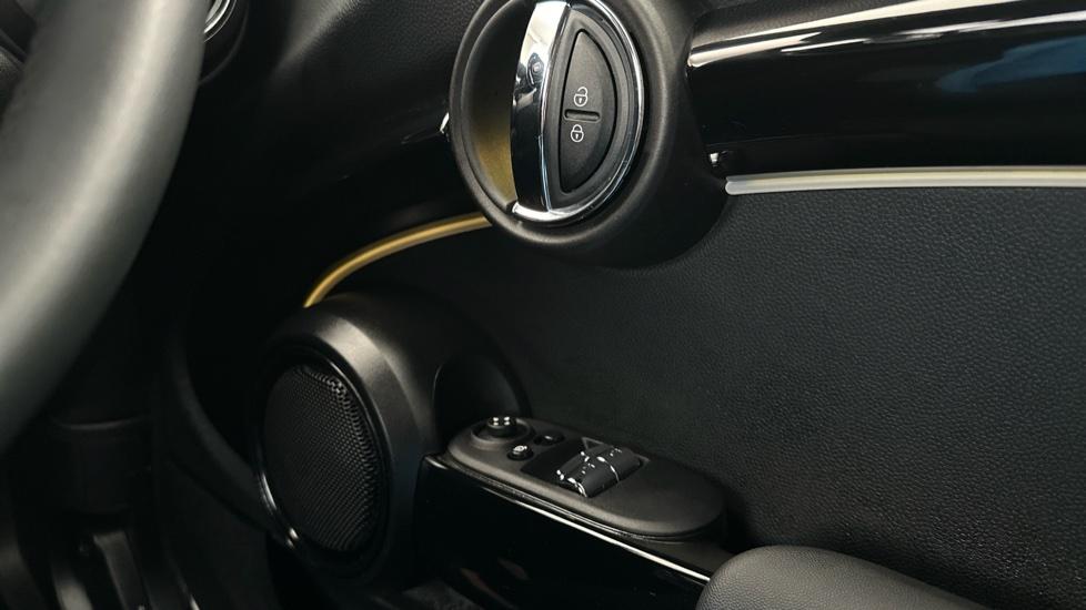 Electric Windows / Wing Mirrors / Ambient Lighting 