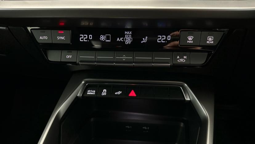 Dual Climate Control  / Air Conditioning 