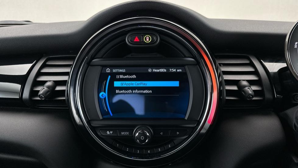 Bluetooth / Apple CarPlay 