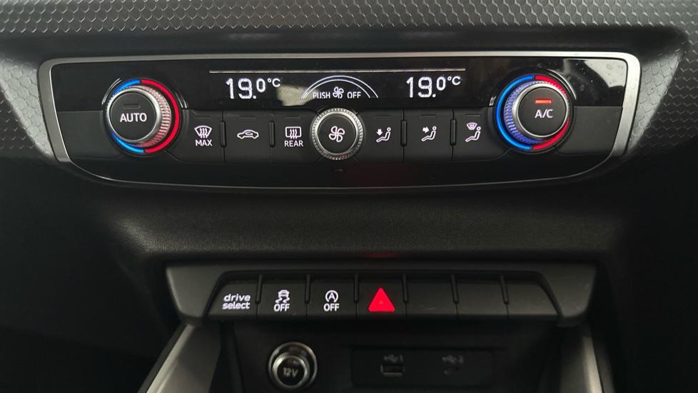 Air Conditioning / Dual Climate Control / Auto Stop/Start 