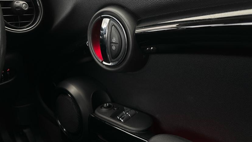 Electric Windows / Wing Mirrors / Ambient Lighting 