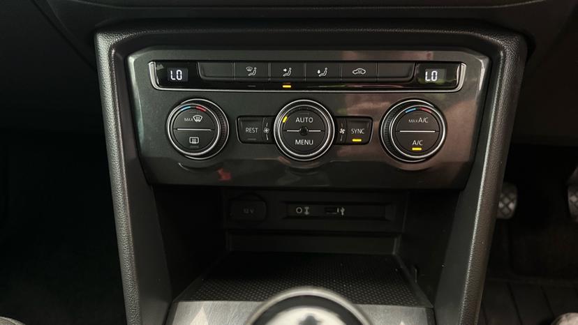 Dual Climate Control / Air Conditioning 