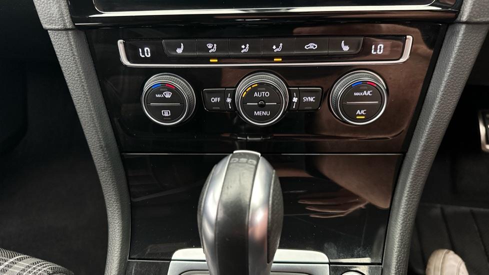 Dual Climate Control / Air Conditioning / Heated Seats 