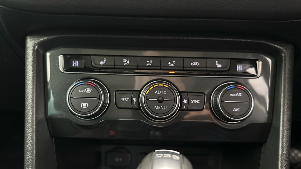 Air Conditioning /Dual Climate Control /Heated Seats 