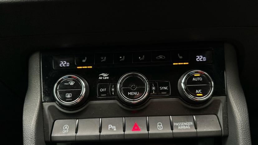 Air Conditioning /Dual Climate Control /Heated Seats 