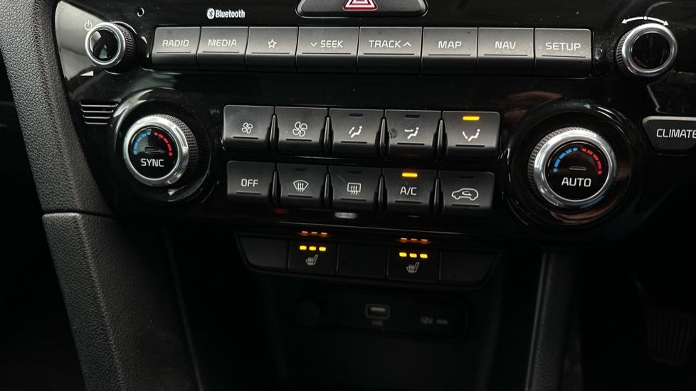 Dual Climate Control  / Air Conditioning  / Heated Seats 