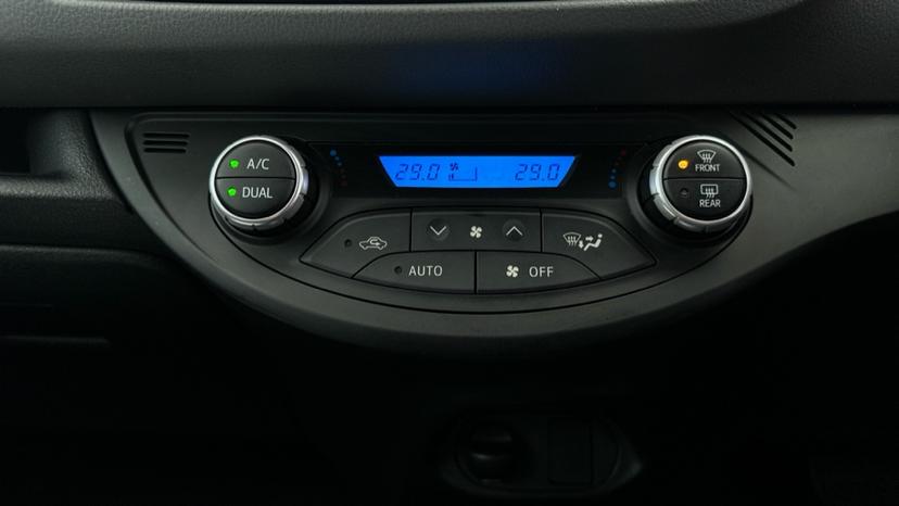 Dual Climate Control / Air Conditioning 