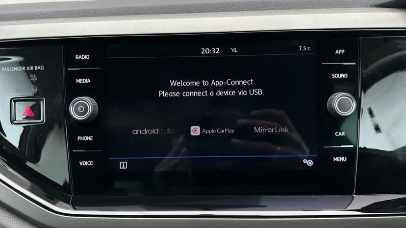 Apple CarPlay/Android Auto 