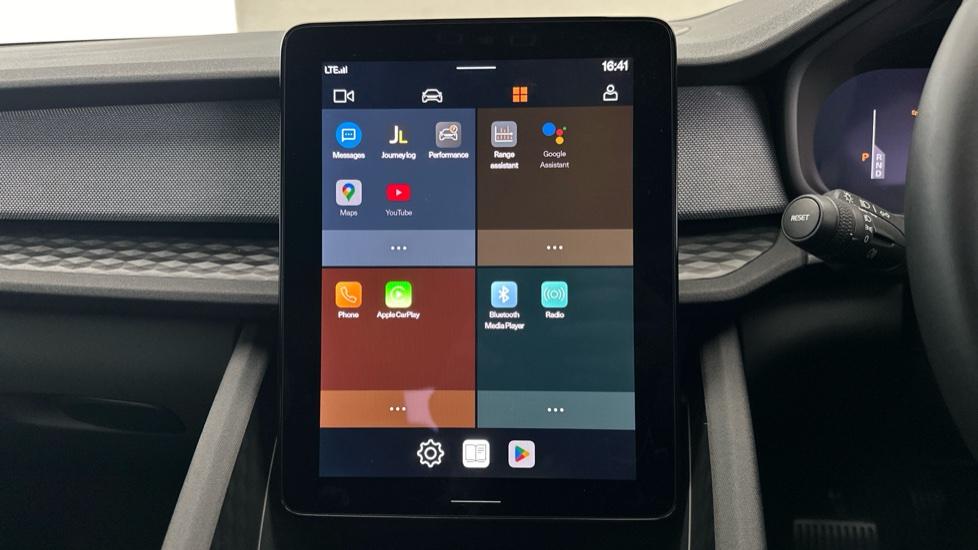 Apple CarPlay/Android Auto / Bluetooth 