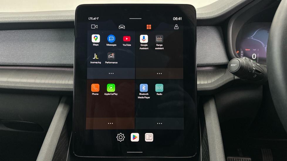 Apple CarPlay/ Bluetooth 