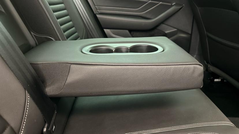 Rear Armrest/ Cup Holder