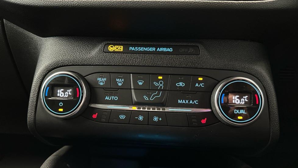 Air Conditioning / Dual Climate Control / Heated Seats 