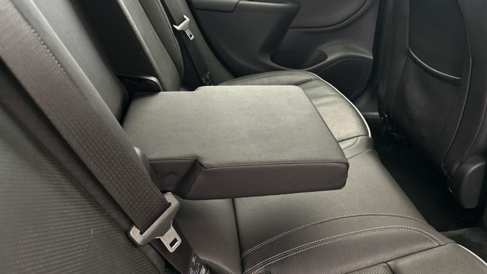 Rear Armrest / Cup Holders 