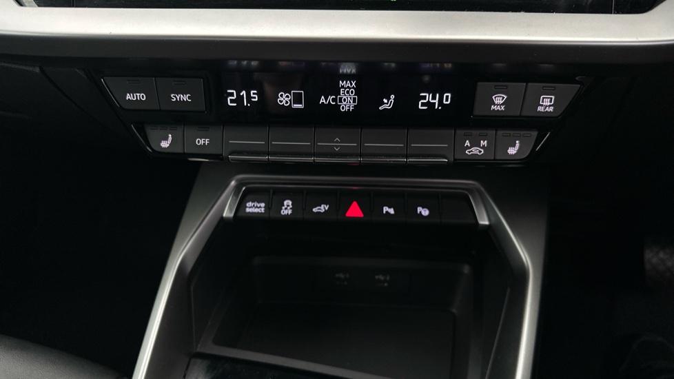 Air Conditioning / Dual Climate Control / Heated Seats 