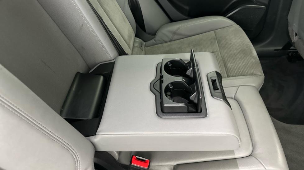 Rear Armrest/ Cup Holder