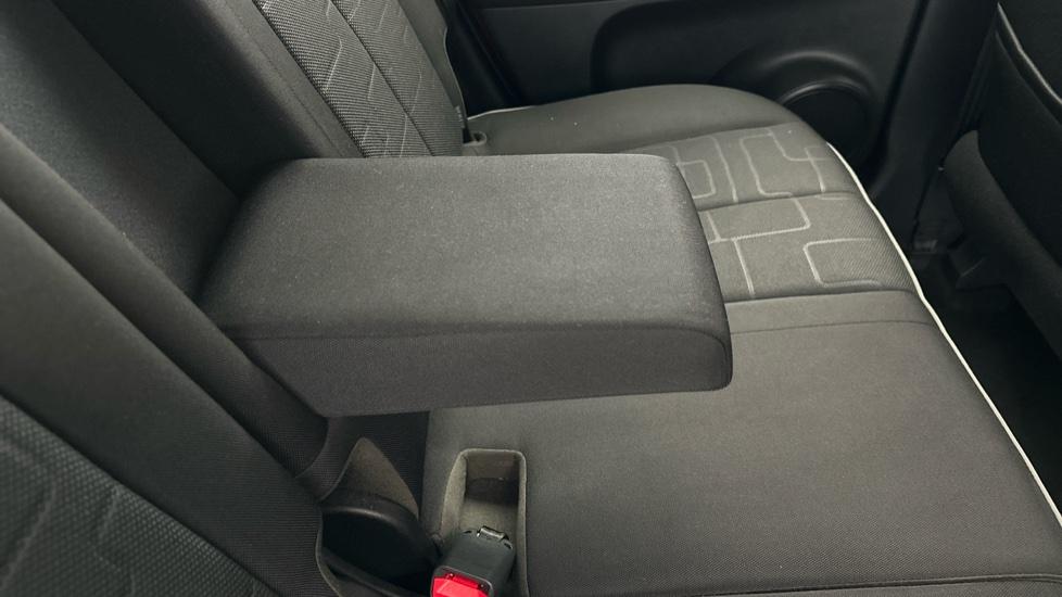 Rear armrest 