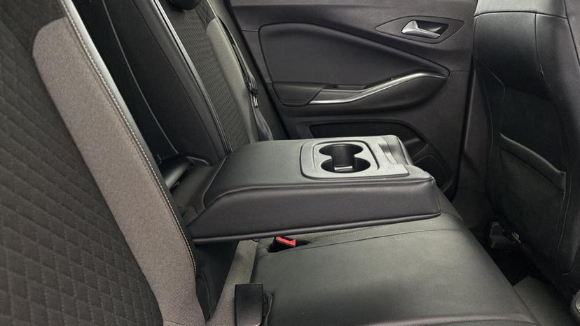 Rear Armrest/ Cup Holder