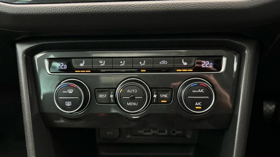 Dual Climate Control  / Air Conditioning  / Heated Seats 