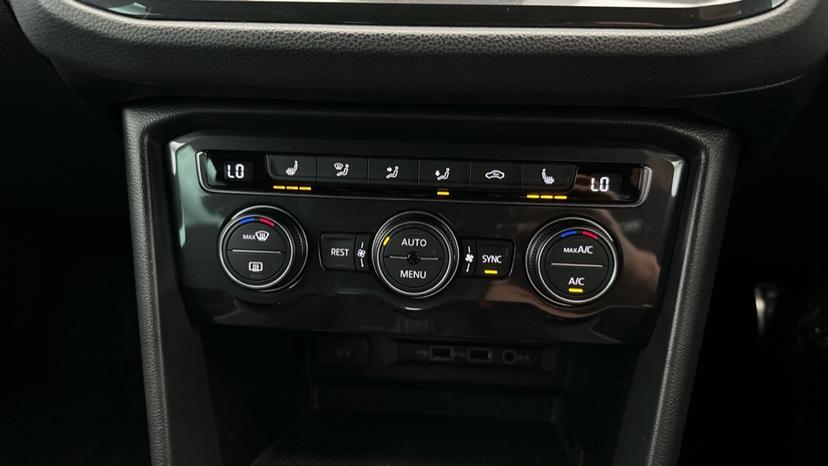 Dual Climate Control  / Air Conditioning  / Heated Seats 