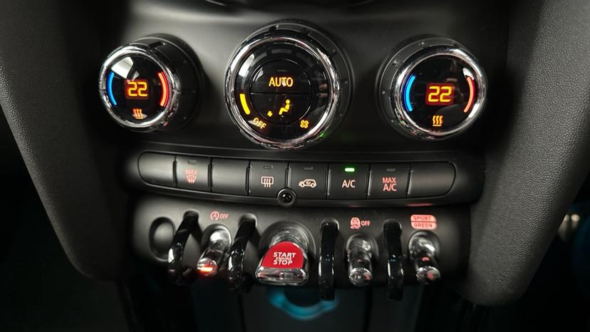 Dual Climate Control  / Air Conditioning  / Auto Stop/Start 