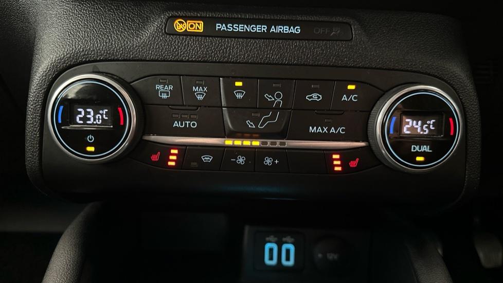 Air Conditioning /Dual Climate Control /Heated Seats 