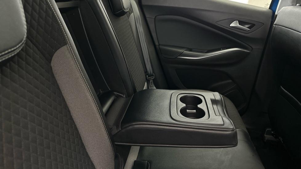 Rear Armrest/ Cup Holder