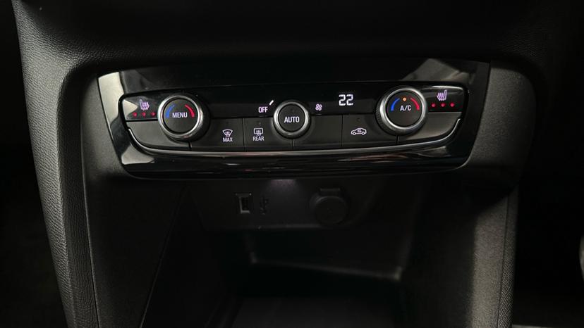 Air Conditioning  / Heated Seats 