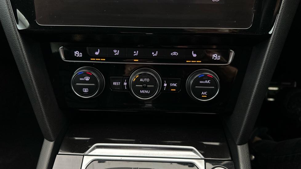 Air Conditioning /Dual Climate Control /Heated Seats 