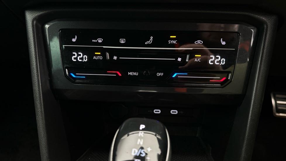 Dual Climate Control / Air Conditioning / Heated Seats 