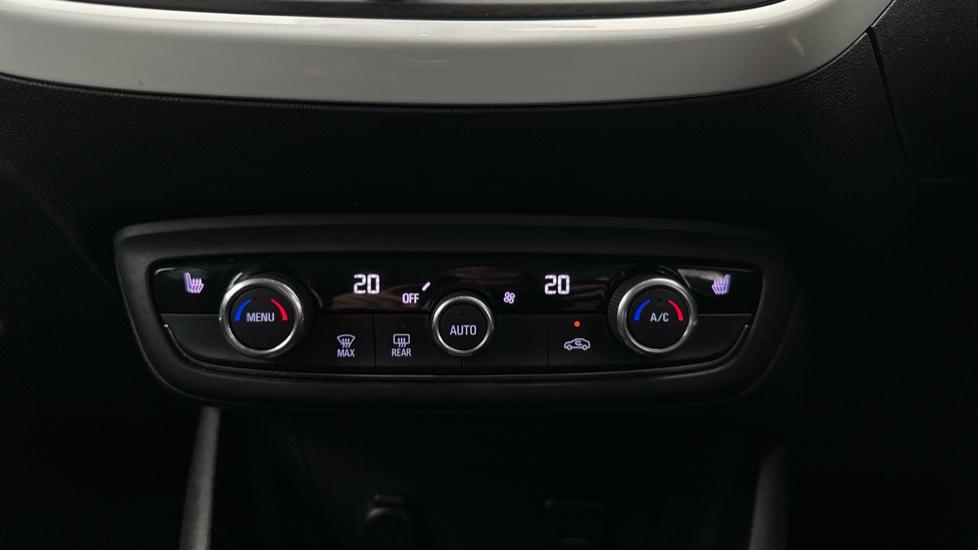 Air Conditioning / Dual Climate Control / Heated Seats 