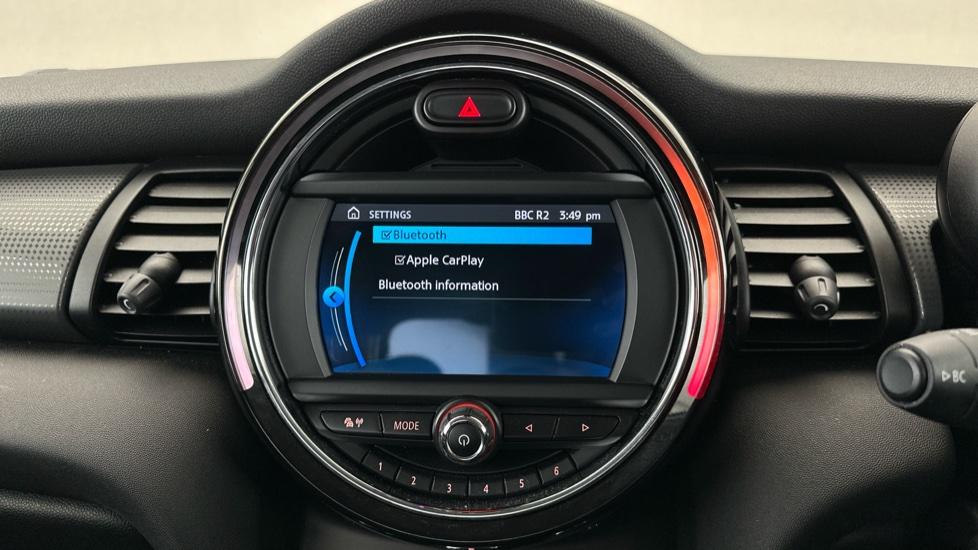 Bluetooth / Apple CarPlay / Android Auto 