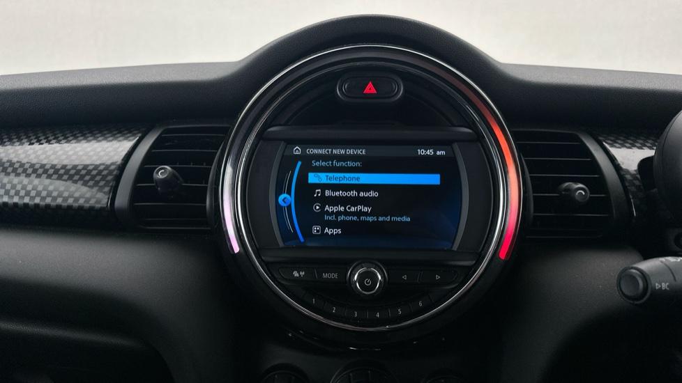 Bluetooth / Apple CarPlay / Android Auto 